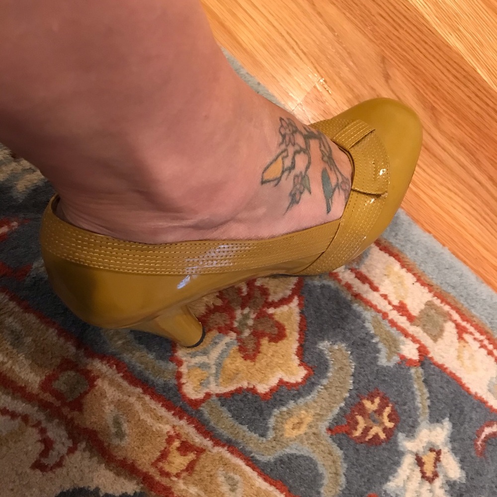 Mustard Kenneth Cole Reaction Heels Size 9
